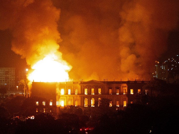 巴西200年历史国家博物馆遭遇火灾 2000多万件展品受损。