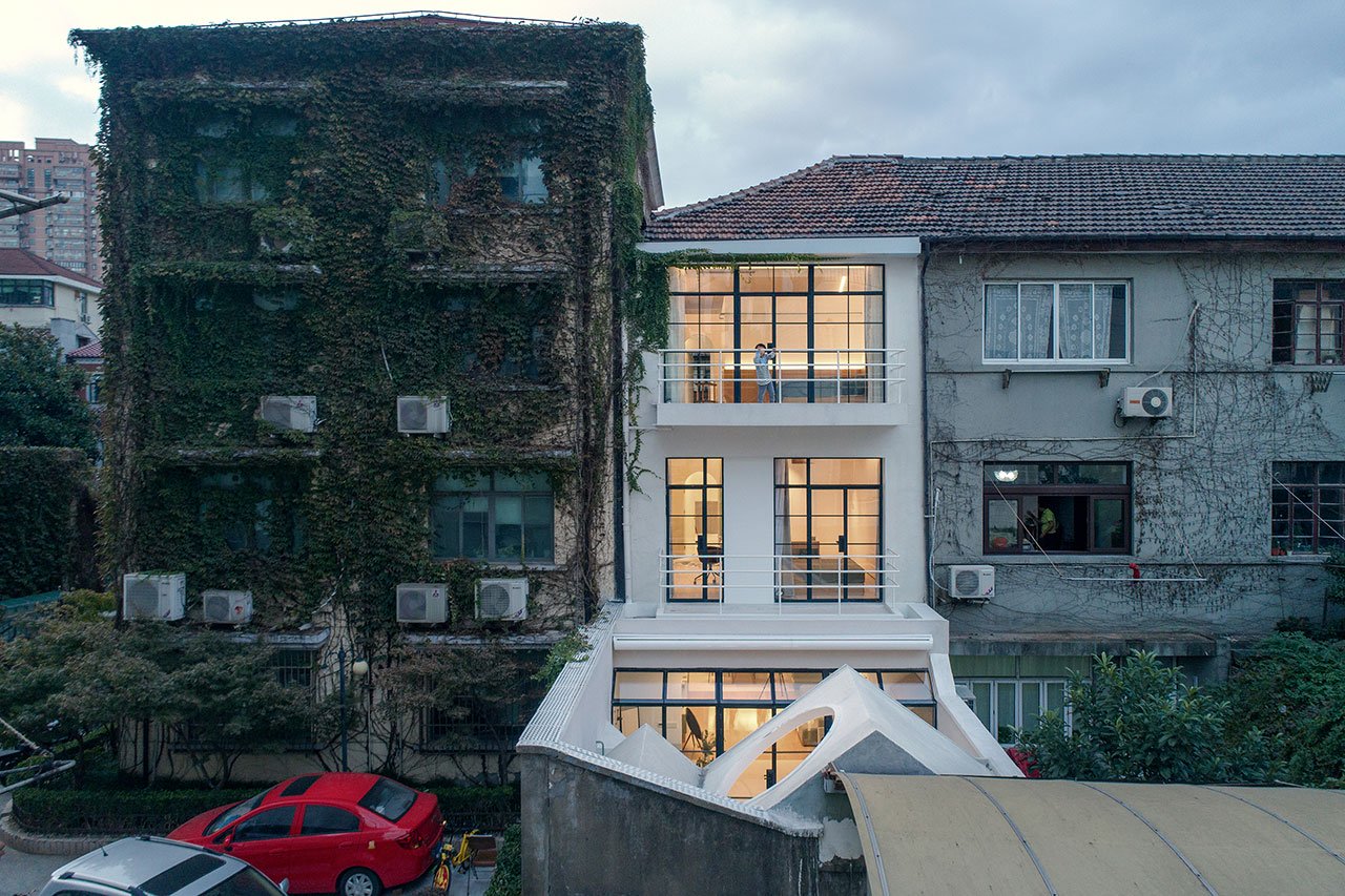 上海雅泽的一座寓意俏皮的模块化和极简优雅的家庭住宅