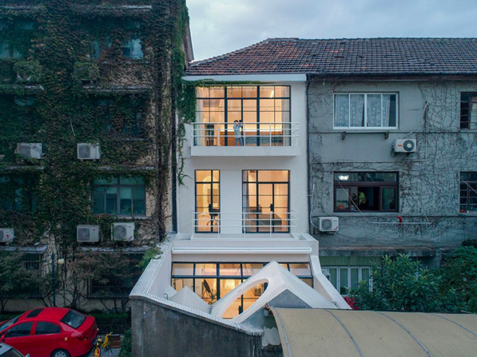 上海雅澤的一座寓意俏皮的模塊化和極簡優雅的家庭住宅