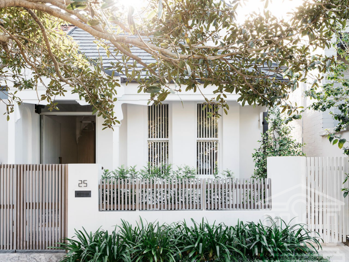 悉尼亚茨皇后公园的一座对比鲜明的家庭住宅