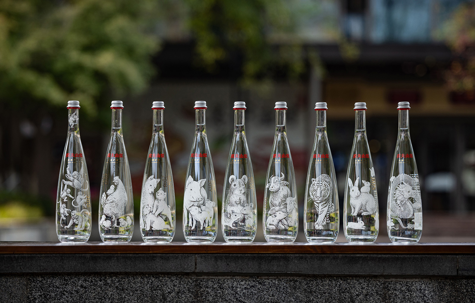 农夫山泉推出2024甲辰龙年典藏版玻璃瓶水