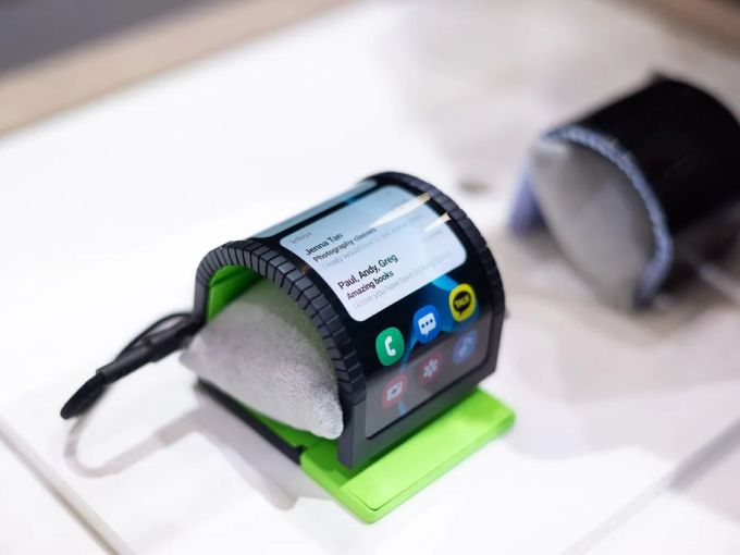 MWC 2024三星推出Samsung Cling Band可弯曲腕戴式概念手机